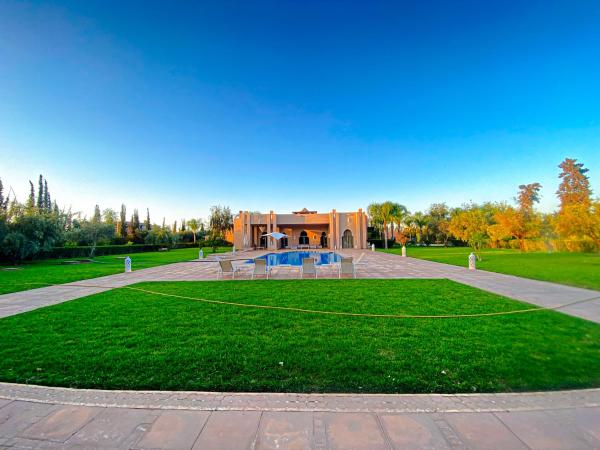 Villa Moyen orient by séjour, Varaa  Hotellit Marrakech-Tensift-Haouz pysäköinnillä, Pysäköinti
