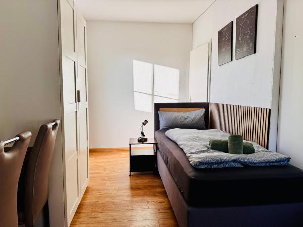 Premium Quartier Merseburg - 6 Schlafzimmer - bis 12 Personen - Transporter-Parkplatz - WLAN, Varaa  Garz hotellit, joissa on pysäköinti, Pysäköinti