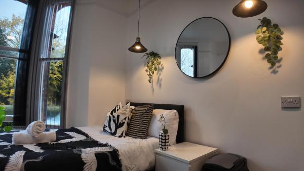 Private, Stylish Studio with Parking in City, Varaa  Birmingham West Midlands