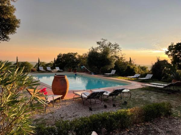 Poggio Bernone - Massa Marittima, Varaa  Prata hotellit, joissa on uima-allas, Uima-allas