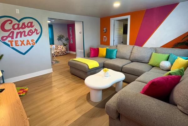 Casa Amor Texas A Vibrant Villa near BS&W with King Bed, Varaa  Temple Texas