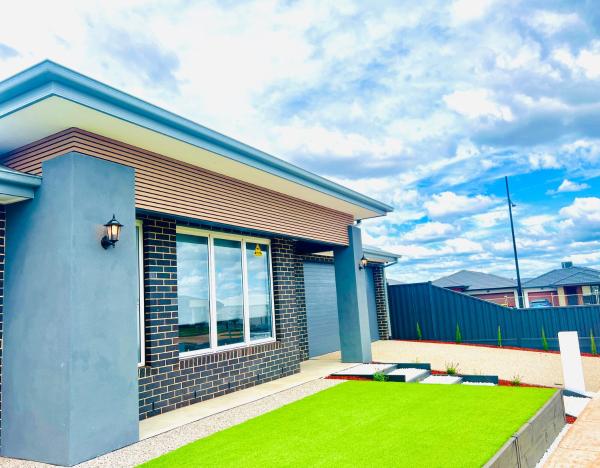 Modern 4 Bed 4 Bath Family friendly Villa, Varaa  Melton South Victoria