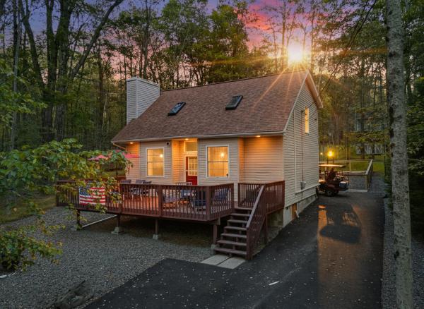 Pocono Lake Escape, includes Golf Cart, Firepit, Varaa  Pennsylvania hotellit, joissa on pysäköinti, Pysäköinti