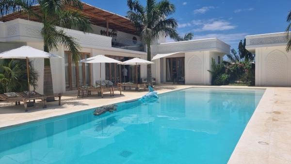 Luxury 4 BR Villa, Varaa  Coast Region hotellit, joissa on uima-allas, Uima-allas