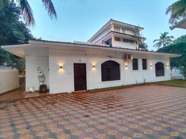 Villa Portuguesa 5 bhk calangute, Varaa  Calangute Pohjois-Goa