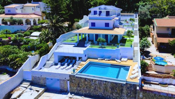 Pearl with Sea Access & Shared Pool, Varaa  Hotellit Santa Flavia uima-altaalla, Uima-allas