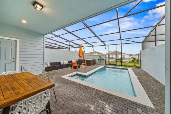 Luxurious 5BR Villa with Private Pool Near Disney World, Varaa  SPA-hotellit kohteessa Florida, SPA