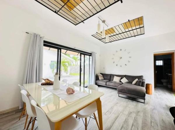 New! 3-Bedroom Private Pool Villa in Grand Baie, Varaa  Mauritius North Coast hotellit, joissa on uima-allas, Uima-allas