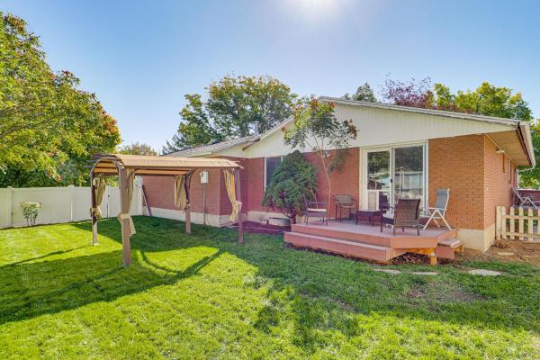 2 Mi to Gardner Village Family Gem with Fenced Yard, Varaa  West Jordan Salt Lake County