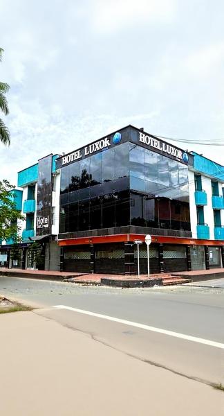 Hotel Luxor Plaza, Varaa  Hotellit Meta uima-altaalla, Uima-allas