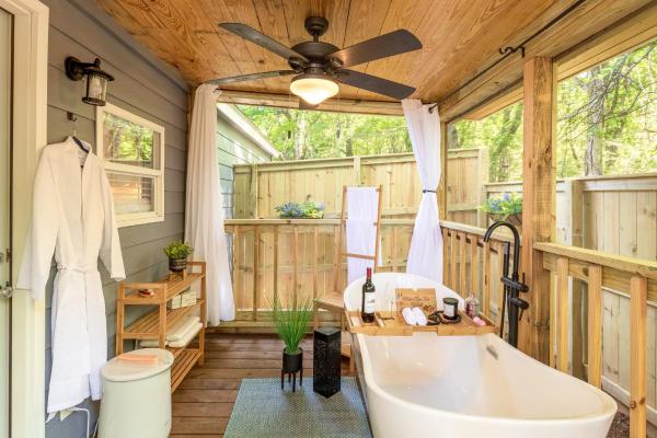 The Small Modern Villa Outdoor Tub-Unit B, Varaa  Madison 