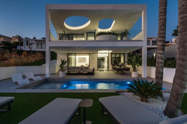 Villa Moderna Estepona, Varaa  Hotellit Costa del Sol pysäköinnillä, Pysäköinti