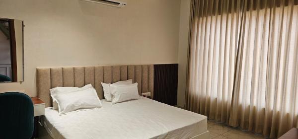 Hotel Sharanga, Varaa  Hotellit Haryana pysäköinnillä, Pysäköinti