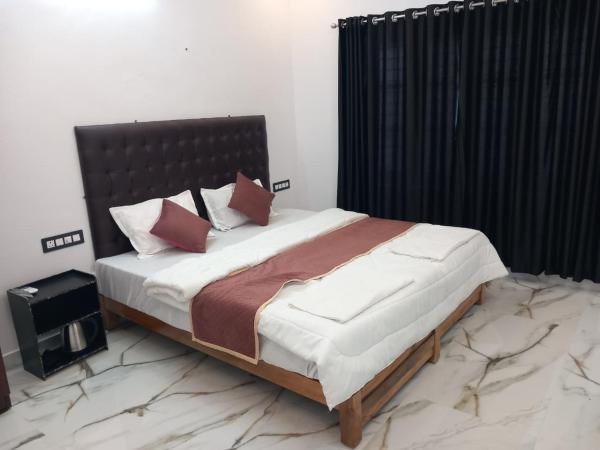 Bluemarlin Nest, Varaa  Hotellit New Delhi uima-altaalla, Uima-allas