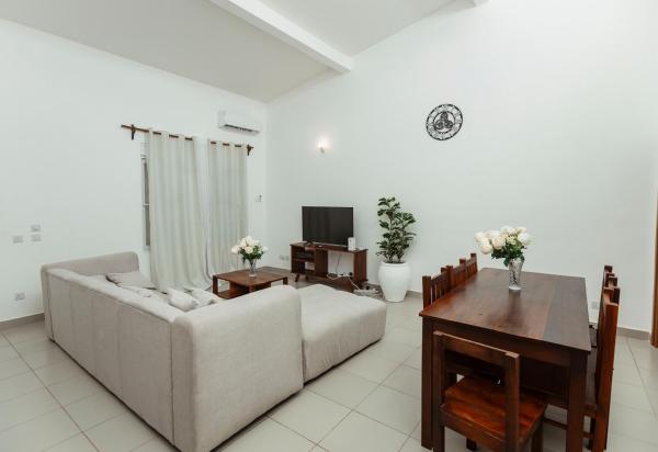 Treasure Townhouse 3BR Fumba Town, Varaa  Hotellit Pvani region uima-altaalla, Uima-allas