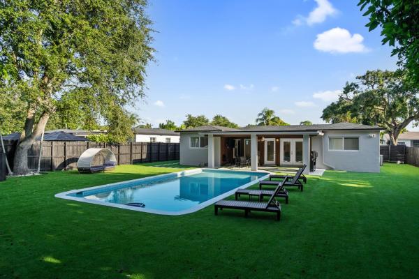 Tropical 4BR Villa with Pool, BBQ & Mini Golf Fun, Varaa  Gold Coast Heliport Florida