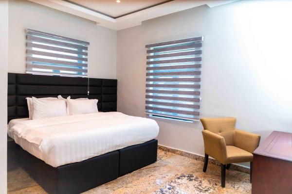 King Georges Court, Varaa  Mama 