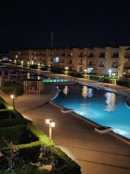 شاليه ارضي غرفتين و2 تواليت لاجولي العين السخنه عائلات فقط, Varaa  New Valley hotellit, joissa on uima-allas, Uima-allas