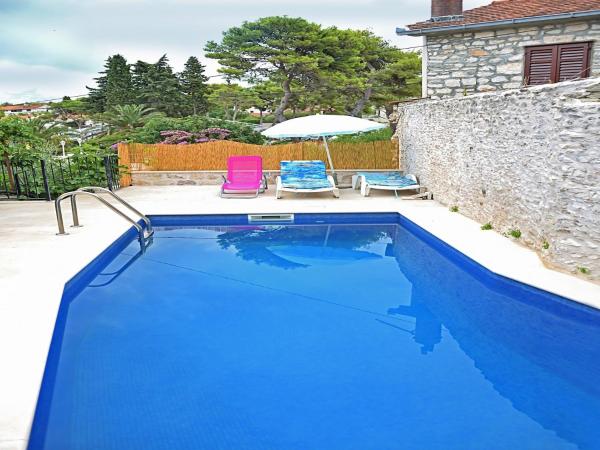 Apartments Villa Nada Sutivan - Two Bedroom Apartment with Terrace, Varaa  Sutivan Brac