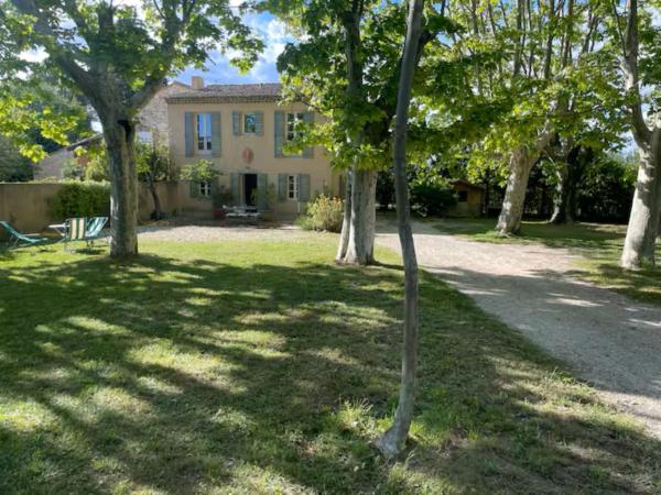 Villa des Platanes - Maison provençale avec jardin, parking & barbecue au cœur du vignoble du Château de Barbebelle Rognes - Proche Aix-en-Provence - 6 personnes, Varaa  Hotellit Rognes pysäköinnillä, Pysäköinti