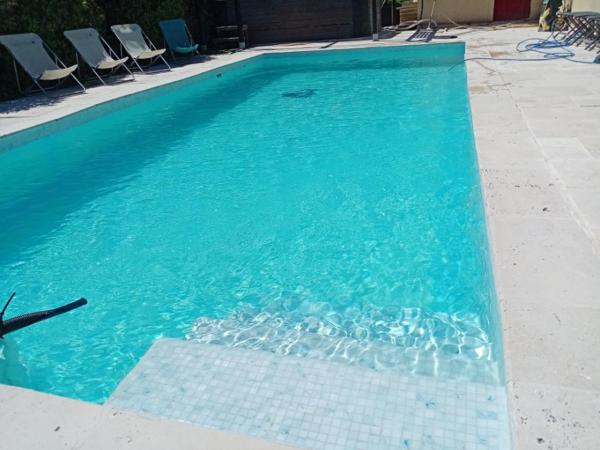 Le Val des Nymphes Petit déj compris, piscine, parking, Varaa  Colonzelle hotellit, joissa on uima-allas, Uima-allas