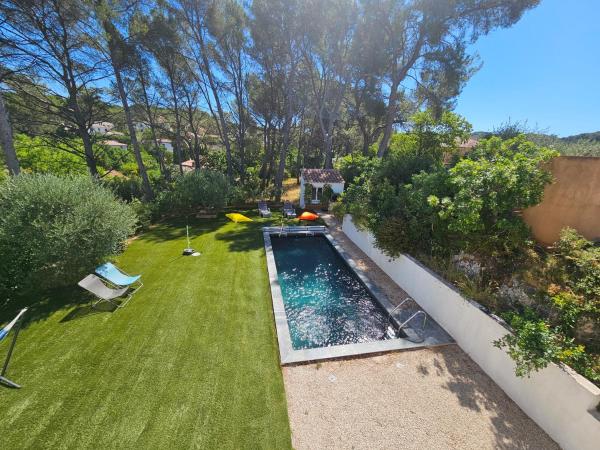 Villa sous les pins, Varaa  Hotellit Carros uima-altaalla, Uima-allas