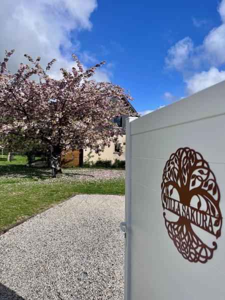 Villa Sakura, Varaa  Basse-Normandie hotellit, joissa on pysäköinti, Pysäköinti