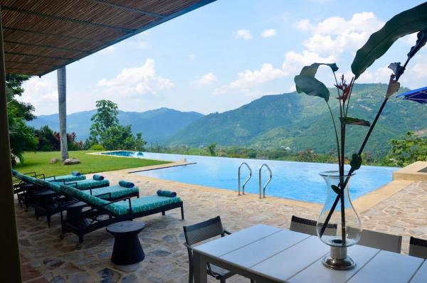 Villa en Club Campestre Mesa de Yeguas, Varaa  Hotellit Cundinamarca uima-altaalla, Uima-allas