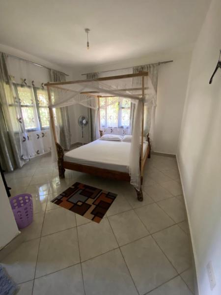 Double Room at Villa Soleil, Varaa  Coast Region hotellit, joissa on uima-allas, Uima-allas
