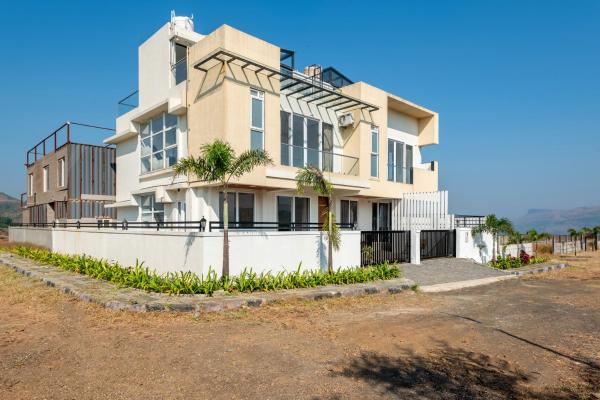 ELIVAAS White House 4-BHK Villa with Panoramic Hill Views, Glass Room, Outdoor Pool & Dam nearby, Varaa  Igatpuri 