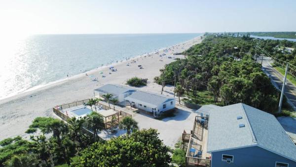 Seafarer Beach Resort - Ocean View with a Pool on the Beach, Varaa  Englewood Florida