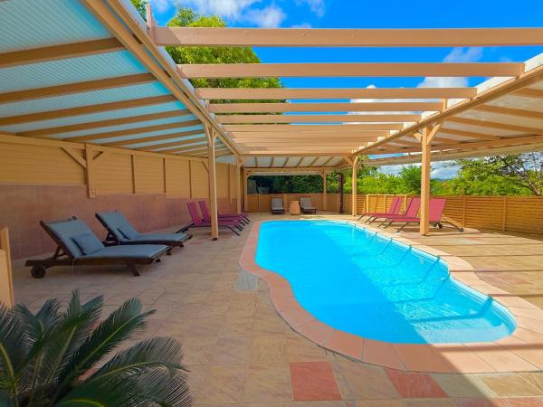 Villa Case Bourbon Piscine, Fitness et Jeux, Varaa  Le Marin hotellit, joissa on pysäköinti, Pysäköinti
