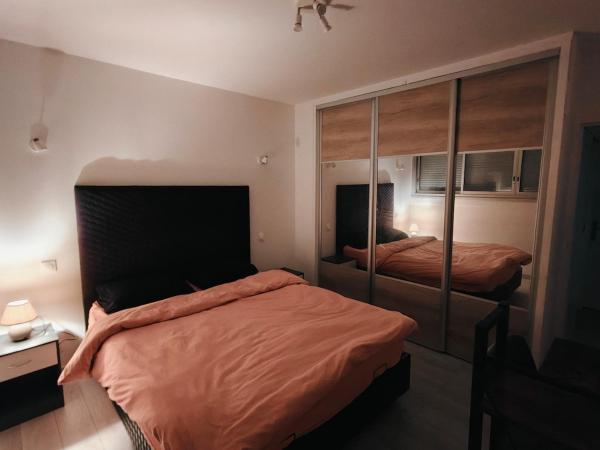 Locations de Chambres Proches de Paris à Massy, Varaa  Hotellit Massy uima-altaalla, Uima-allas