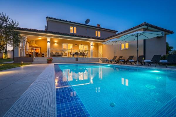 Villa Karla near Pula for 8 persons with private pool, kids playground & pet friendly, Varaa  Hotellit Divsici pysäköinnillä, Pysäköinti
