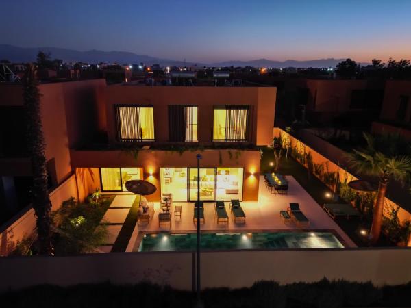 Villa Marleanis 5 suites 300m2 piscine chauffée privative 11m de long résidence avec gardien, Varaa  Hotellit Marrakech-Tensift-Haouz pysäköinnillä, Pysäköinti
