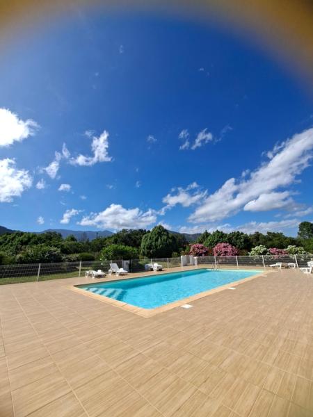 Porto Vecchio - Résidence RIVIERA- Villa Santa Giulia, Varaa  Lecci hotellit, joissa on uima-allas, Uima-allas