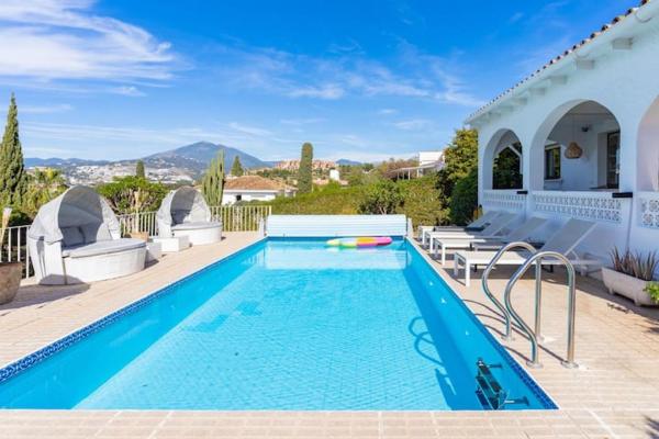 Exclusive Villa Marbella, Varaa  Hotellit Costa del Sol pysäköinnillä, Pysäköinti