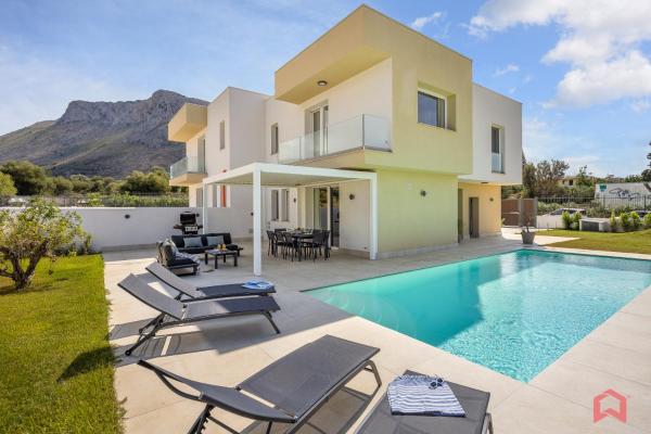 Brand New Villa with Private Heated Pool, Varaa  Hotellit Terrasini uima-altaalla, Uima-allas