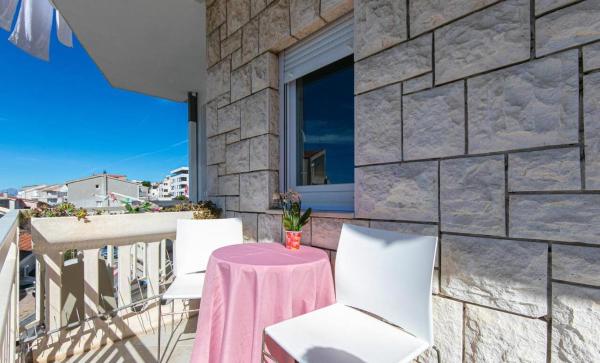 Apartmani Makarska 10, Varaa  Hotellit Split-Dalmatia pysäköinnillä, Pysäköinti