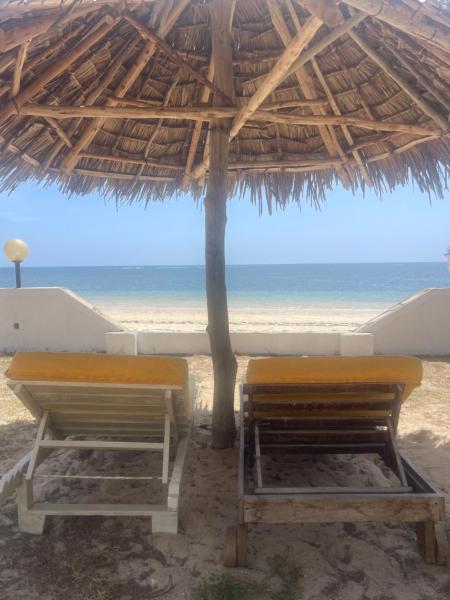 Dada Suites De Luxe Ocean Beachfront B&B, Varaa  Coast Region hotellit, joissa on uima-allas, Uima-allas