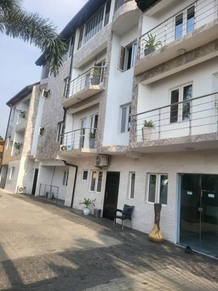 KINGS AVENUE SERVICE APARTMENTS, Varaa  Lagos hotellit, joissa on uima-allas, Uima-allas