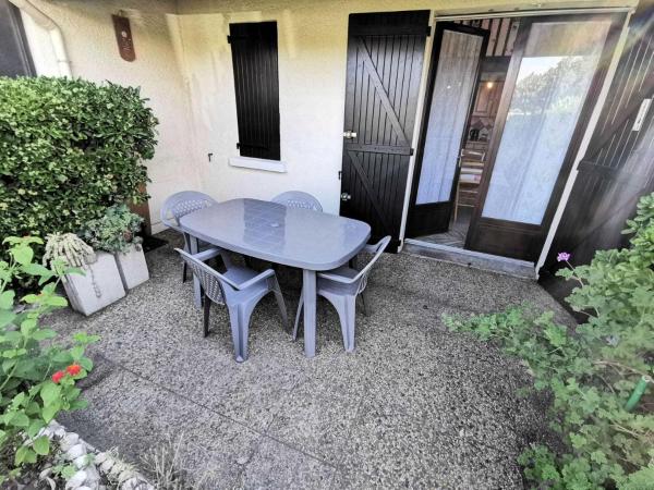 Résidence Village Merlin - VILLA T2 MEZZANINE 4 couchages PORT LEUCATE MAE-6954, Varaa  Hotellit Corbières pysäköinnillä, Pysäköinti