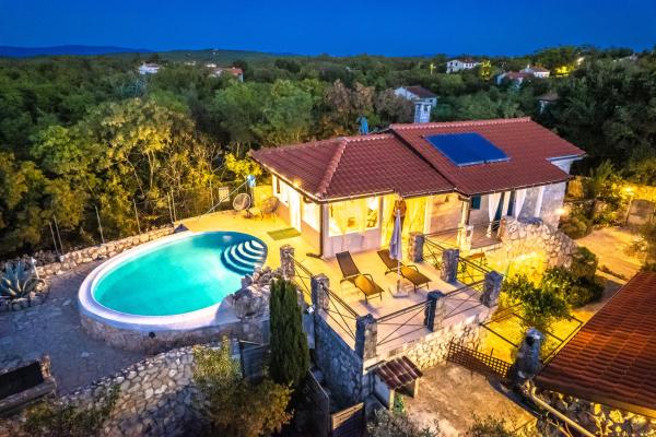 Villa Nana with a swimming pool, Varaa  Kvarner Islands hotellit, joissa on uima-allas, Uima-allas