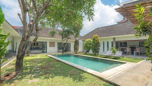 Villa Alana, 3 BR Villa in Kerobokan, Varaa  Kalimantan hotellit, joissa on uima-allas, Uima-allas