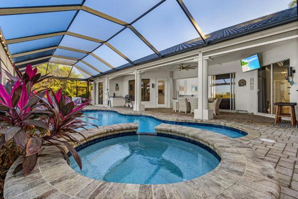 Gorgeous waterfront home with electric heated pool & spa - Villa Soleil, Varaa  SPA-hotellit kohteessa Florida, SPA