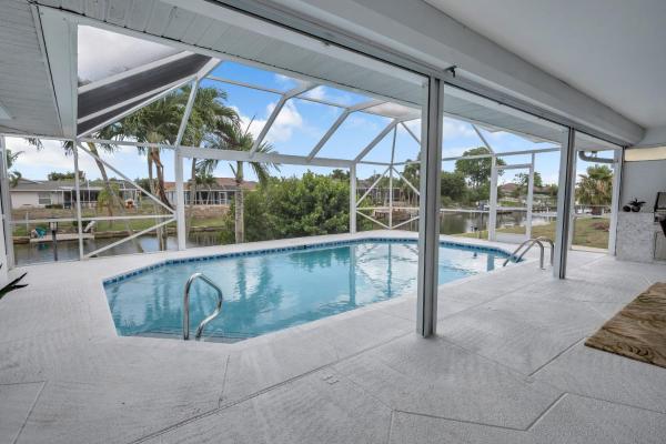 Serene Canal Views, Heated Pool & Relaxation - Villa Pelican Paradise - Roelens, Varaa  SPA-hotellit kohteessa Florida, SPA