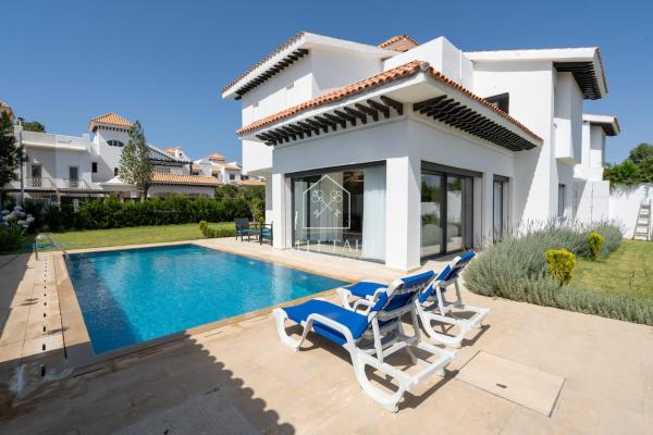 Luxury Villa with Private Pool, Varaa  Tanger-Tetouan hotellit, joissa on uima-allas, Uima-allas