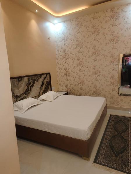 Shree jee Hotel and Resort, Varaa  Hotellit New Delhi uima-altaalla, Uima-allas