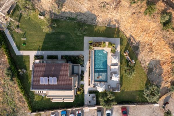 Pournari Mountain Rooms, Varaa  Hotellit Makedonia uima-altaalla, Uima-allas