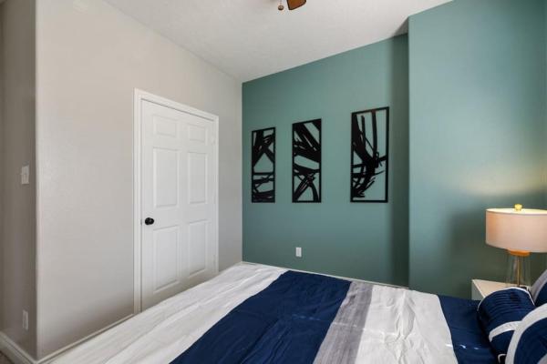 Modern 3 Bedroom with 85 Inch TV, Varaa  Houston Houston